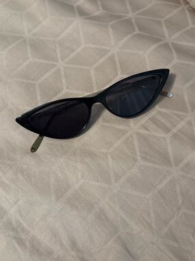 Sleek Black Cat-Eye Sunglasses